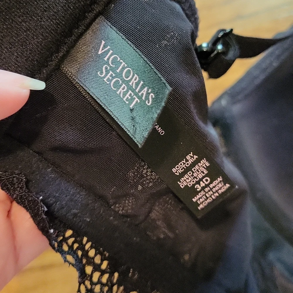 Victoria's Secret Bra - Picture 6 of 7
